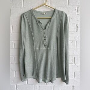 Jane and Delancey Light Green Adjustable Sleeve Length Top, 6 button front Sz L